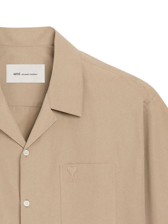 26SS 아미 톤온톤 하트 로고 코튼 숏슬리브 캠프 칼라 박시 셔츠 USH833 CO0063 A036 BEIGE TAUPE DOM - AMI
