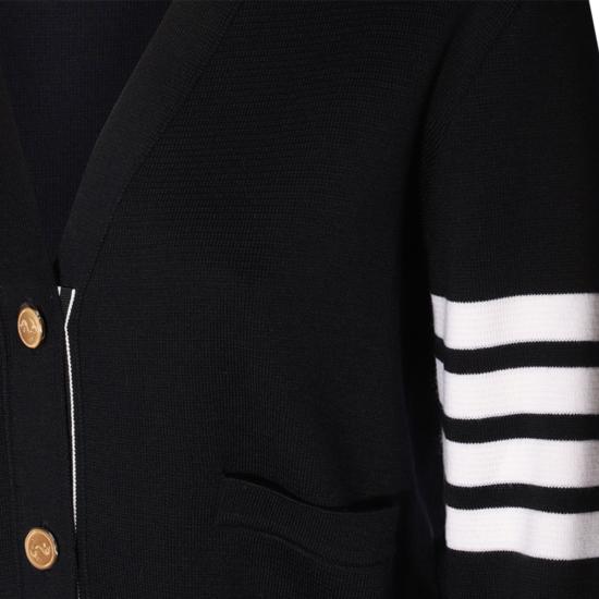 26FW 톰브라운 파인 메리노 울 4바 클래식 V넥 가디건 FKC207A 00014415 NAVY - THOM BROWNE