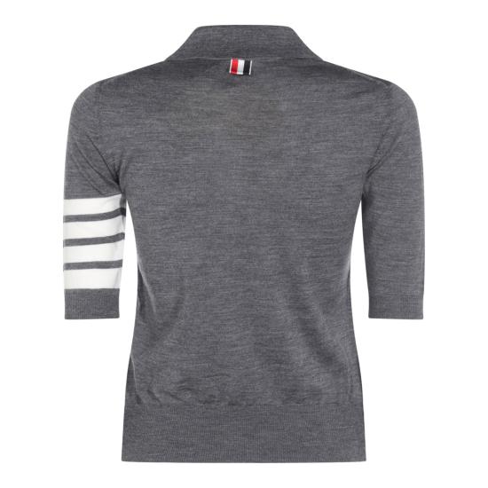 26FW 톰브라운 울 4바 릴렉스드 폴로 니트 FKP053A Y1014035 MED GREY - THOM BROWNE