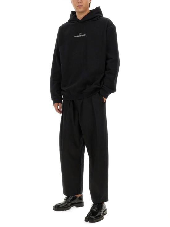  마르지엘라 업사이드 다운 자수 로고 후드 S50GU0167 S25503962 Black - MAISON MARGIELA