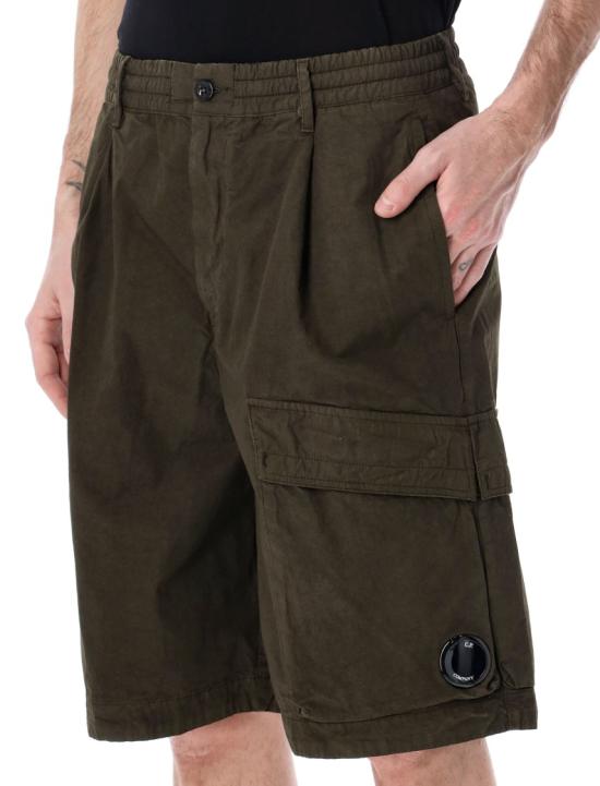 26SS 씨피 컴퍼니 스트레치 사틴 카고 렌즈 쇼츠 20CMBE127A110325G683 Green - C.P. COMPANY