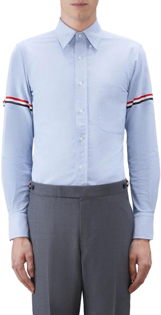 26FW 톰브라운 긴팔 셔츠 CLASSICLONGSLEEVEBUTTONDOWNPOINTCOLLARSHIRTWGGARMBANDINOXFORD480 LICHTBLUE - THOM BROWNE