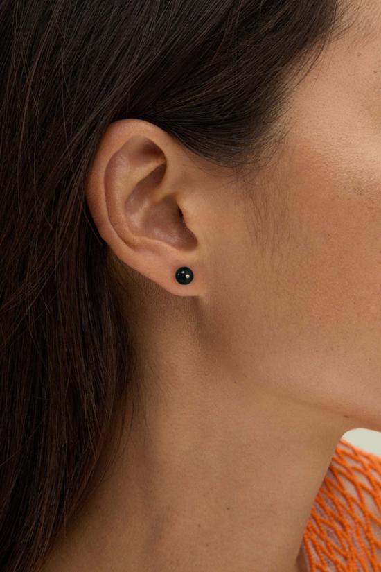  캐슬린 휘태커 싱글 이어링 오닉스 스터드 - KATHLEEN WHITAKER