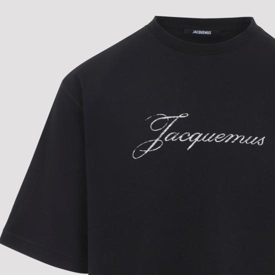 26FW 자크뮈스 로고 프린트 장식 티셔츠 TSM00639AJ00289 990 BLACK - JACQUEMUS
