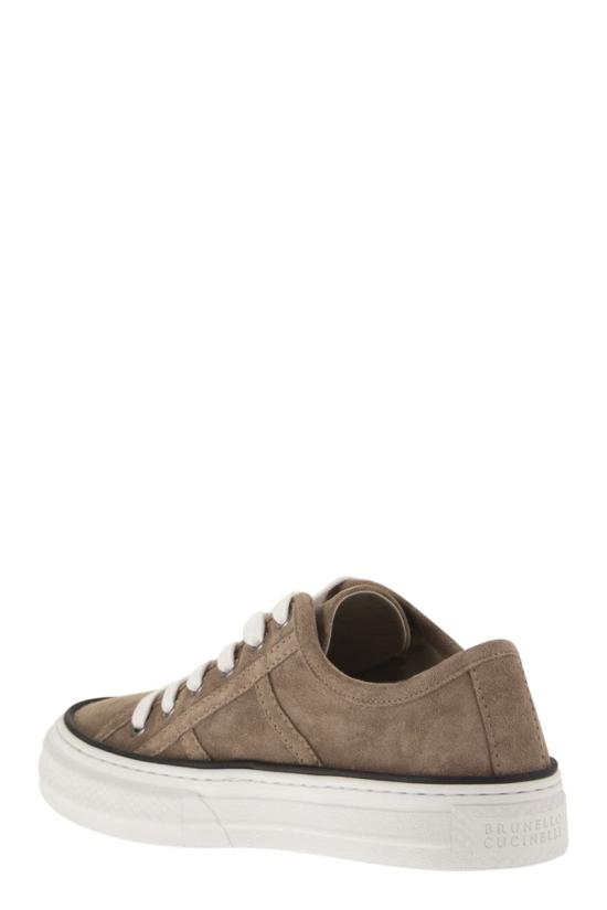 26SS 브루넬로 쿠치넬리 샤이니 탭 스웨이드 스니커즈 MZSFG3221 C8849 BEIGE O TAN - BRUNELLO CUCINELLI