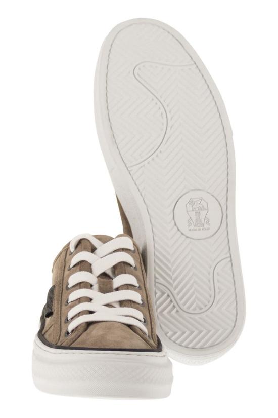 26SS 브루넬로 쿠치넬리 샤이니 탭 스웨이드 스니커즈 MZSFG3221 C8849 BEIGE O TAN - BRUNELLO CUCINELLI