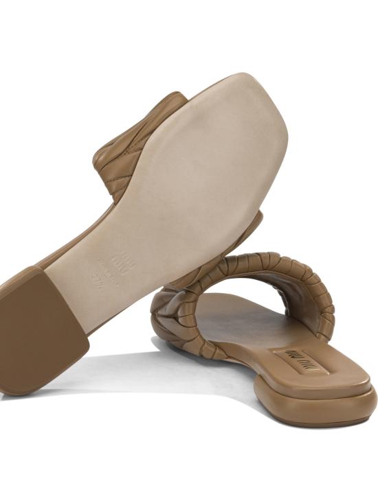 26FW 미우미우 마테라쎄 나파 가죽 슬라이드 5XX60588TF098L F 010 Beige - MIU MIU