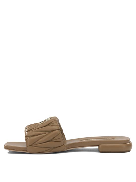 26FW 미우미우 마테라쎄 나파 가죽 슬라이드 5XX60588TF098L F 010 Beige - MIU MIU