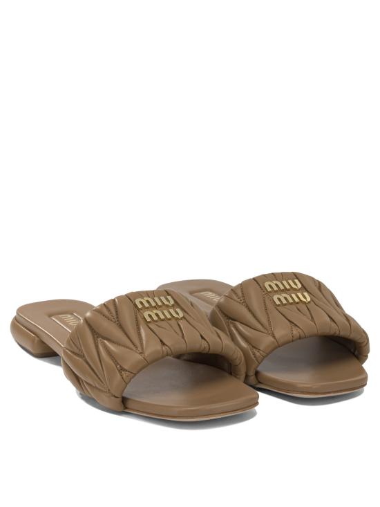 26FW 미우미우 마테라쎄 나파 가죽 슬라이드 5XX60588TF098L F 010 Beige - MIU MIU