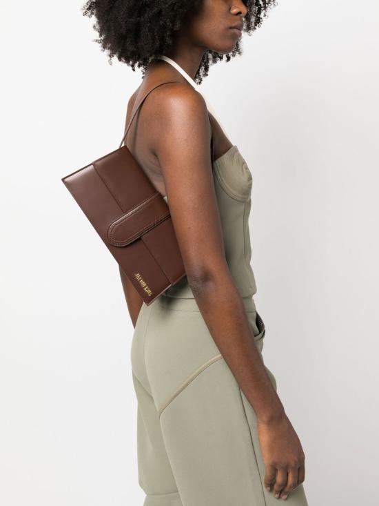 26FW 자크뮈스 르 밤비노 플랩백 자크뮈스 BAW00013 AC01A01850 BROWN - JACQUEMUS