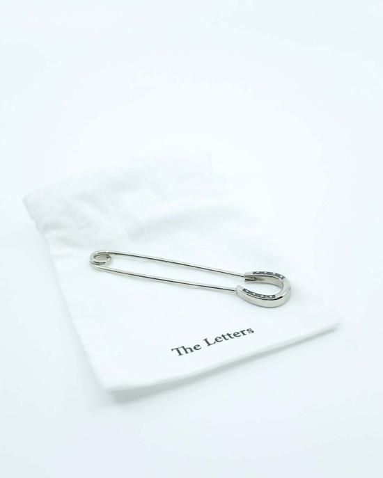  더 레터스 주얼리 글자가 새겨진 말굽 모양 퀼트 핀 (은색) - THE LETTERS