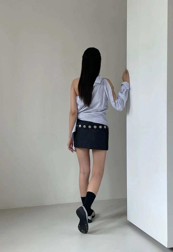  더 엔케이씨 스토어 숏 스커트 NKC 스토어 개비 스커트 블랙 데님 - THE NKC STORE