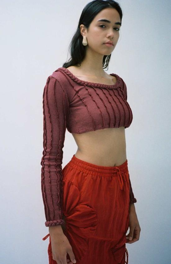  Helena Manzano 긴팔 티셔츠 헬레나 만자노 브레이디드 3D 스트라이프 크롭 탑 버건디 - OTHER BRANDS