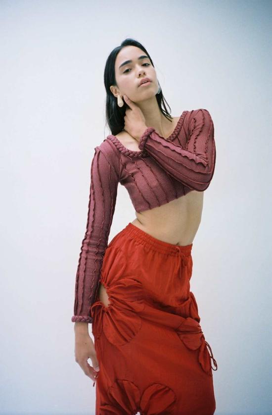  Helena Manzano 긴팔 티셔츠 헬레나 만자노 브레이디드 3D 스트라이프 크롭 탑 버건디 - OTHER BRANDS