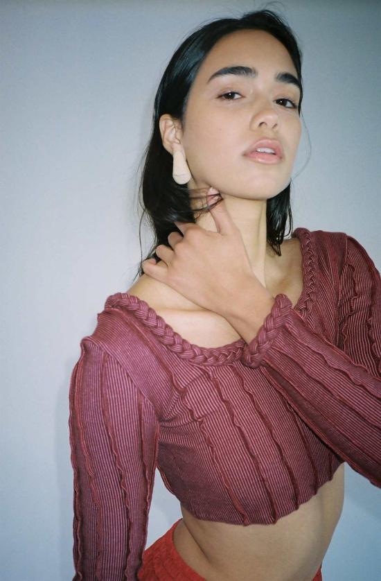  Helena Manzano 긴팔 티셔츠 헬레나 만자노 브레이디드 3D 스트라이프 크롭 탑 버건디 - OTHER BRANDS
