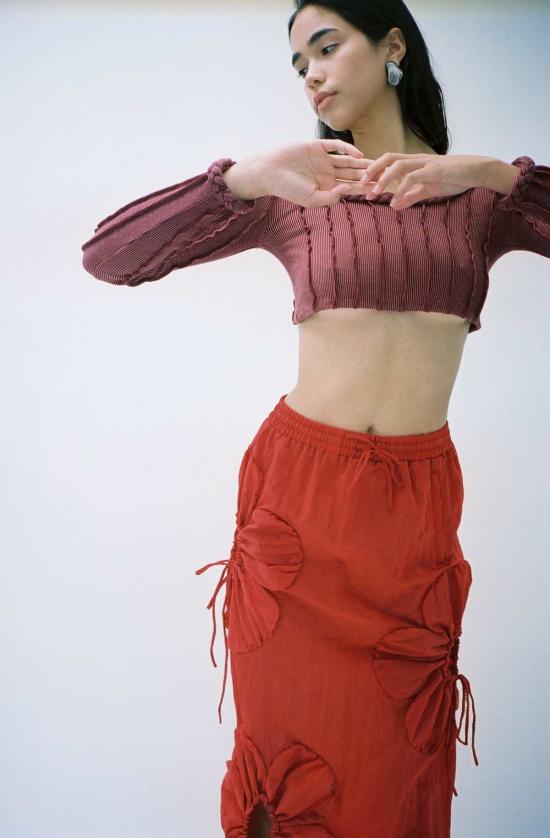  Helena Manzano 긴팔 티셔츠 헬레나 만자노 브레이디드 3D 스트라이프 크롭 탑 버건디 - OTHER BRANDS
