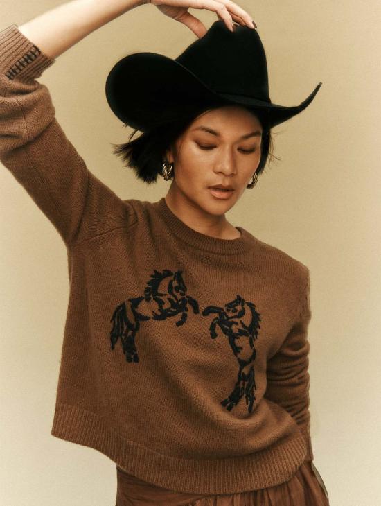  화이트 워렌 스웨터 화이트 + 워렌 캐시미어 혼방 말 자수 크루넥  엄버/블랙 - WHITE + WARREN