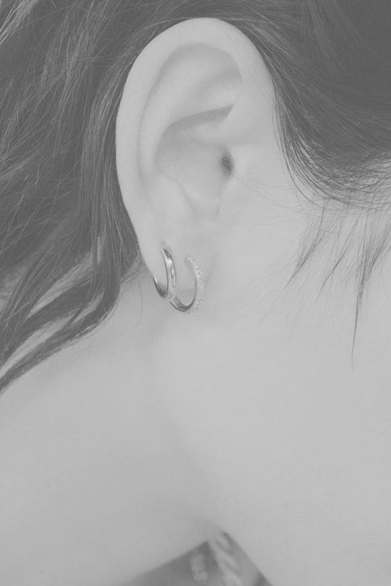  마리아 블랙 싱글 이어링 마르코 허기  골드