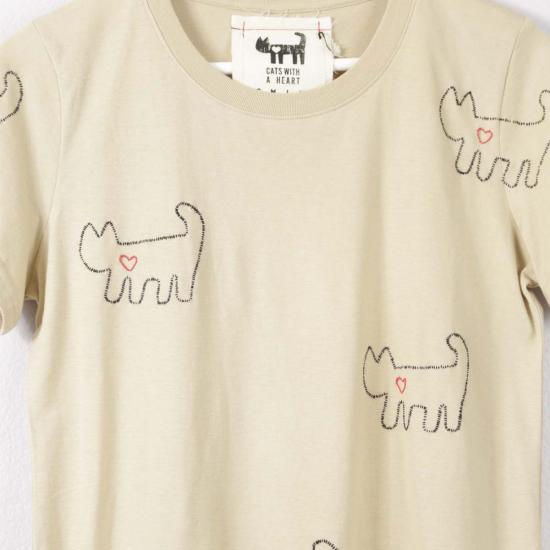  Cats with a Heart 반팔 티셔츠 하트를 품은 고양이 가족 자수 티셔츠 샌드 - OTHER BRANDS