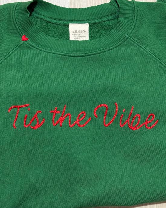  아이 스톨 마이 보이프렌즈 셔츠 스웨터 남자친구 셔츠를 훔쳤어요 Tis The Vibe Crew 스웨트셔츠 그린/레드 - I STOLE MY BOYFRIEND'S SHIRT