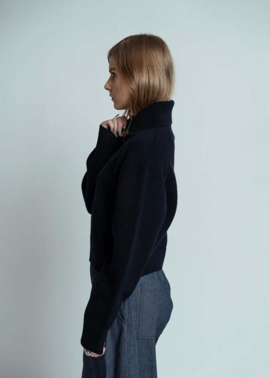  얼루드 자켓 알루드 칼라 지퍼 스웨터 재킷 딥 나이트 - ALLUDE