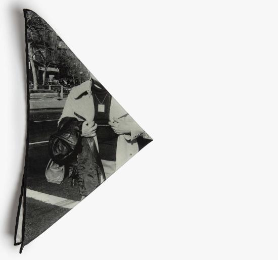  타이틀 오브 워크 머플러/스카프 작품 제목: 메릴 메이슬러 포켓 스퀘어 블랙/화이트 - TITLE OF WORK