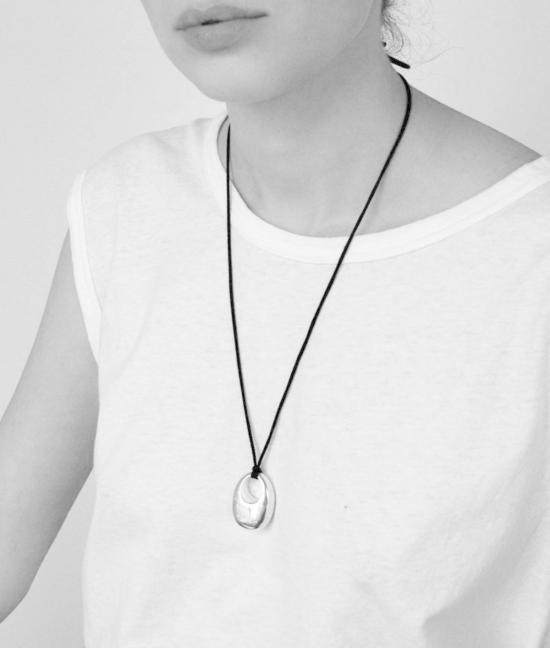  아니카 이네즈 목걸이/팬던트 대형 경사형 펜던트 목걸이 - ANNIKA INEZ