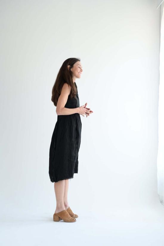  Hazel Brown Collection 미디 원피스 헤이즐 브라운 컬렉션 블랙 슬리브리스 리넨 & 실크 드레스 - HAZEL BROWN