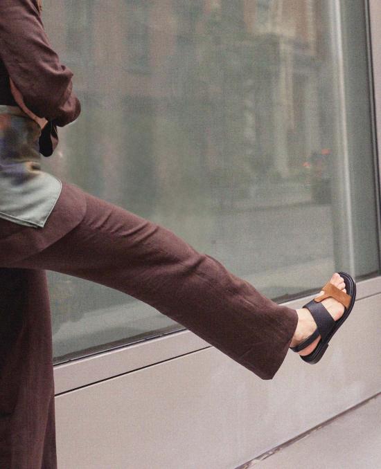  코클리코 슈즈 런어웨이 샌들, 러셋 스웨이드 & 블랙 가죽 - COCLICO