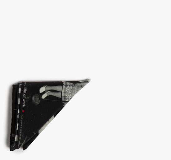  타이틀 오브 워크 머플러/스카프 작품 제목: 메릴 메이슬러 포켓 스퀘어 블랙/다크 그레이 - TITLE OF WORK