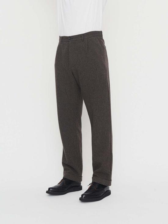  한센 가먼츠 스트레이트 팬츠 수네 플리츠 팬츠 브라운 핀스트라이프 - HANSEN GARMENTS