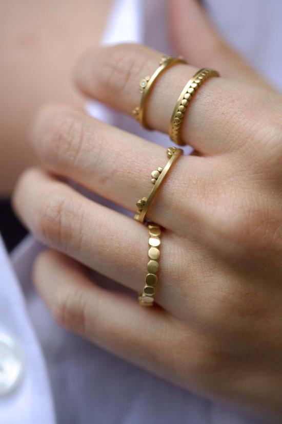  아난다 칼사 주얼리 반지 연속 측면 도트 밴드 링 골 - ANANDA KHALSA JEWELRY