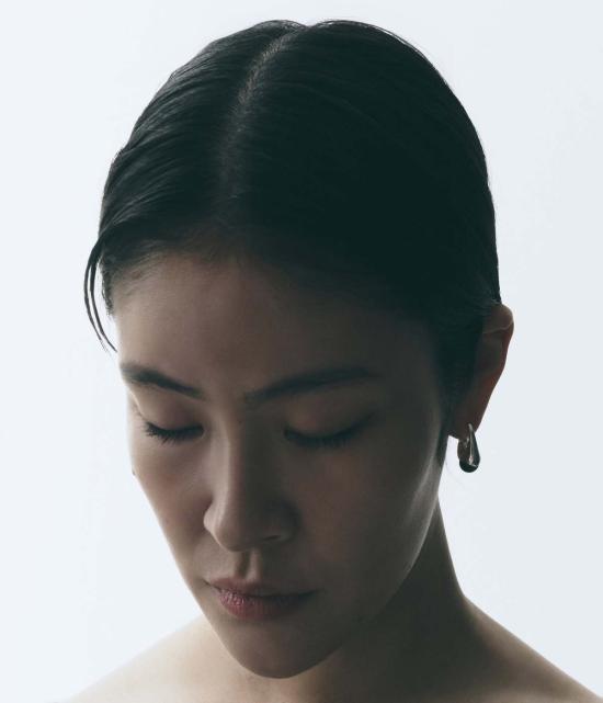  써드 리즌스 이어링 세 번째 이유: 블랙 오닉스가 세팅된 랍스터 귀걸이