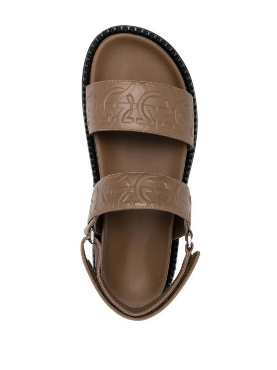  살바토레 페라가모 샌들 페라가모 간치니 엠보싱  브라운 - SALVATORE FERRAGAMO