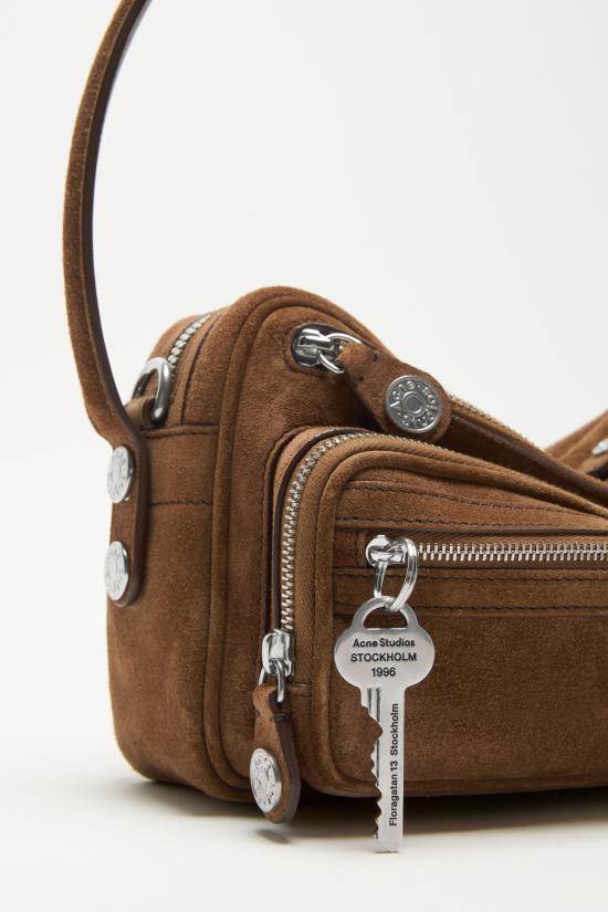 26FW 아크네 스튜디오 카메로 파티 스웨이드 백 C10284 295 Cognac brown - ACNE STUDIOS