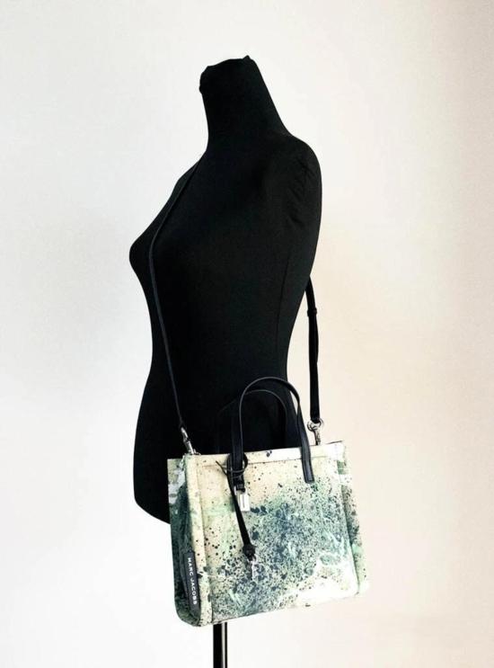  마크제이콥스 토트백 마크 제이콥스 미니 스플래터 페인트 프린트 나일론 크로스바디 토트백 실버 - MARC JACOBS