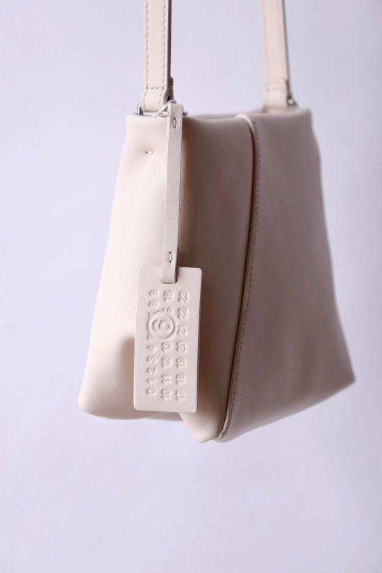  MM6 메종마르지엘라 크로스백 Mm6 메종 마르지엘라 폴드 J 숄더백 타피오카 - MM6 MAISON MARGIELA