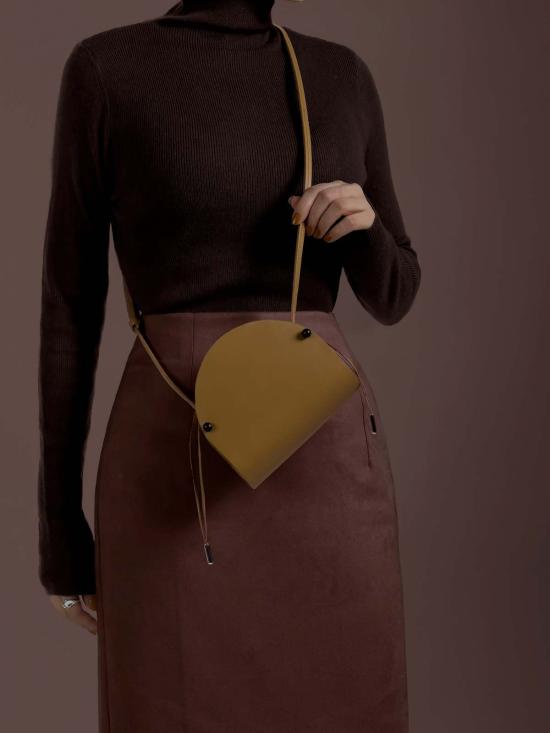  Dotlinesurface 크로스백 도트라인서페이스 타코 백 카라멜 - OTHER BRANDS