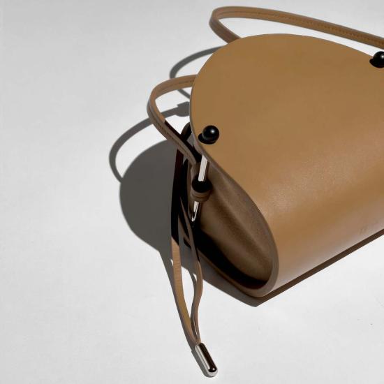  Dotlinesurface 크로스백 도트라인서페이스 타코 백 카라멜 - OTHER BRANDS
