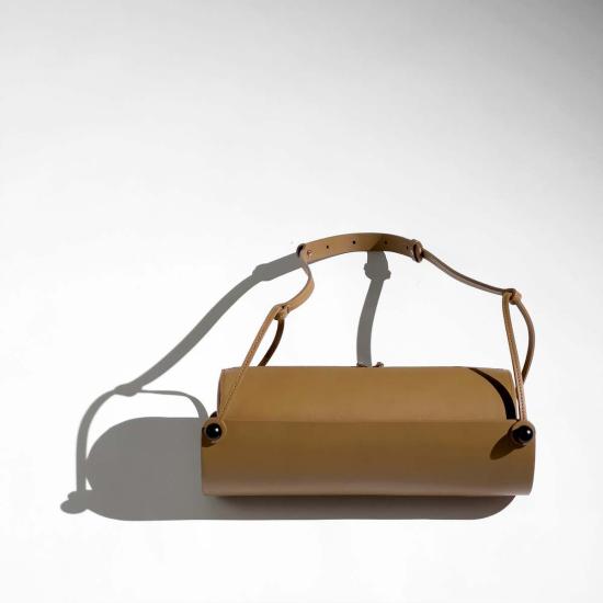  Dotlinesurface 크로스백 도트라인서페이스 텀블러 백 카라멜 - OTHER BRANDS