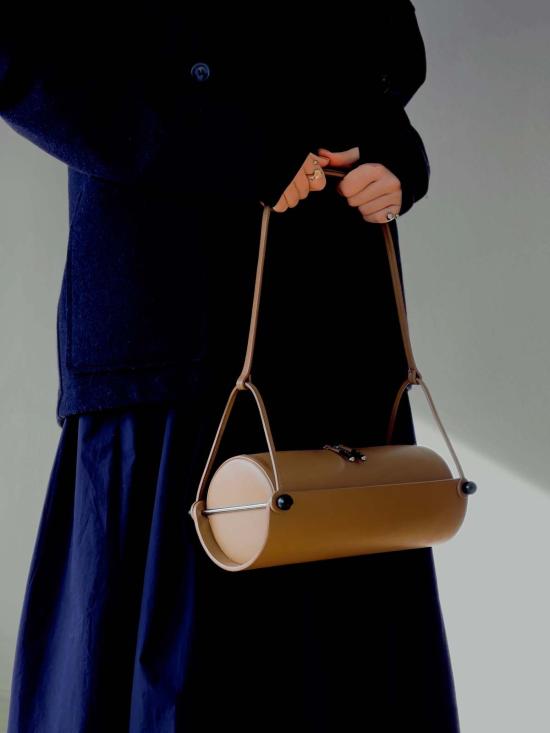  Dotlinesurface 크로스백 도트라인서페이스 텀블러 백 카라멜 - OTHER BRANDS