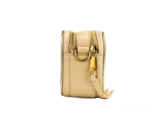  마크제이콥스 크로스백 마크 제이콥스 모토샷 21 커즈 가죽 카메라 크로스바디 백 골드 - MARC JACOBS