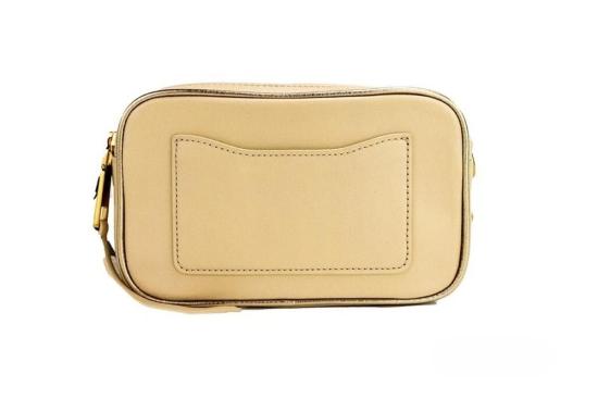  마크제이콥스 크로스백 마크 제이콥스 모토샷 21 커즈 가죽 카메라 크로스바디 백 골드 - MARC JACOBS
