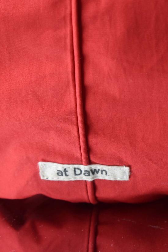  앳 던 숄더백 새벽에. 데일리 백 - AT DAWN.