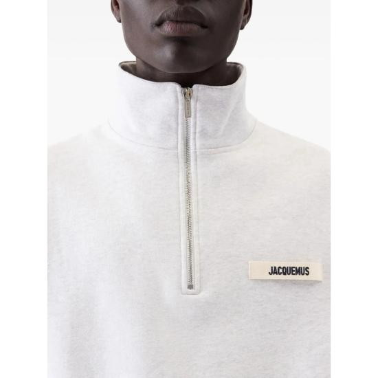 26FW 자크뮈스 하프 집업 스웨트 셔츠 SSM00313 AJ00174 951 GREY - JACQUEMUS