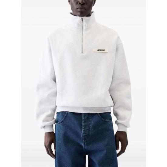 26FW 자크뮈스 하프 집업 스웨트 셔츠 SSM00313 AJ00174 951 GREY - JACQUEMUS