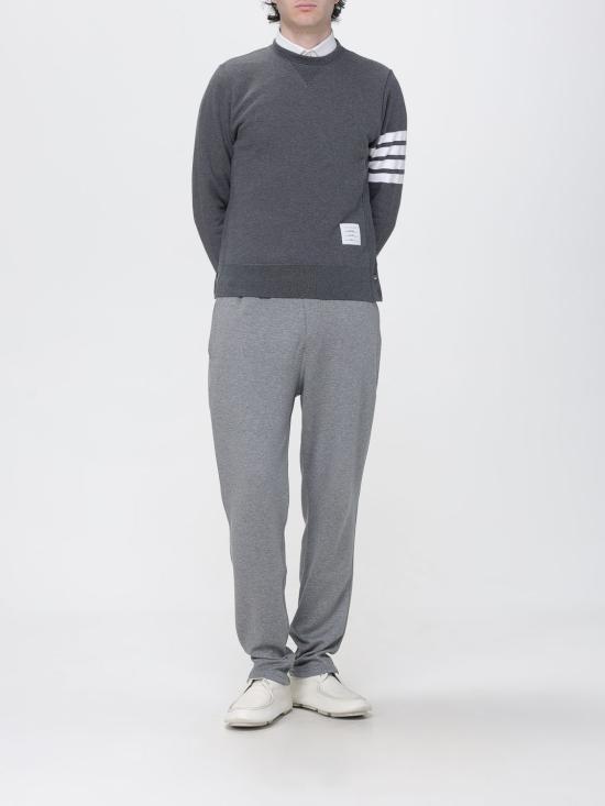 26FW 톰브라운 로고 패치 엔지니어드 4바 스웨트셔츠 MJT021H00535 025 Grey 1 - THOM BROWNE