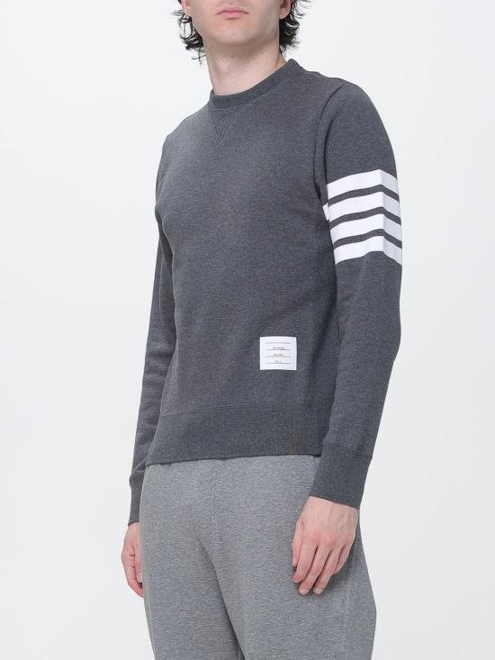 26FW 톰브라운 로고 패치 엔지니어드 4바 스웨트셔츠 MJT021H00535 025 Grey 1 - THOM BROWNE