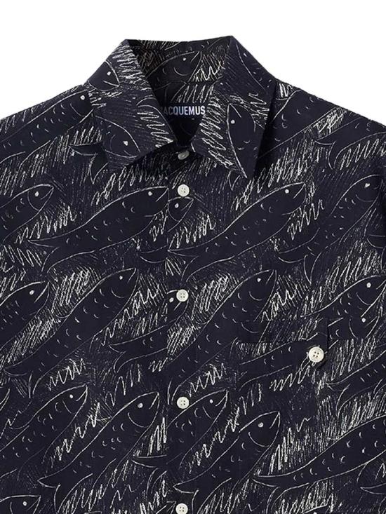 26FW 자크뮈스 반팔 셔츠 26HSHM00634AW00691 PRINT ALLOVER FISH BLACK 9FS - JACQUEMUS