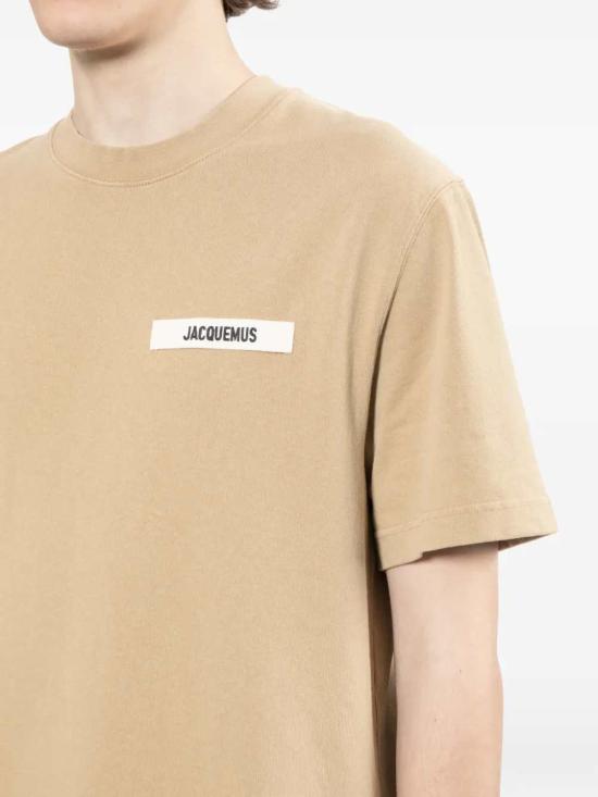 26SS 자크뮈스 반팔 티셔츠 25HTSM00133AJ00226 DARK BEIGE 180 - JACQUEMUS